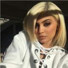 Selfie女王Kylie Jenner分享自拍技巧 快拿小本记下来