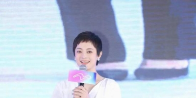 <b>白衬衫和长裤的搭配组合简直是这个季节必备造型之一</b>