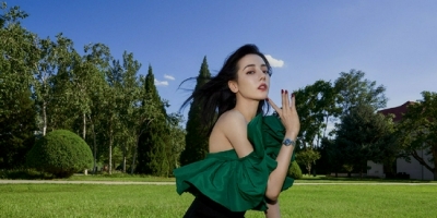 <b>迪丽热巴穿吊带裙秀肩颈线条 复古妆容映衬绝美侧颜好迷人</b>