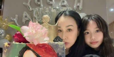 钟丽缇晒合照为女儿庆生 13岁Jaden对镜微笑甜美有气质