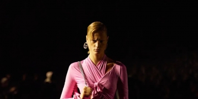 周杰伦现身巴黎看秀 Balenciaga的"末日时装"很酷、很费鞋！