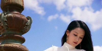 <b>李沁巴黎时装周造型大片 身穿白色蕾丝镂空裙温婉优雅</b>